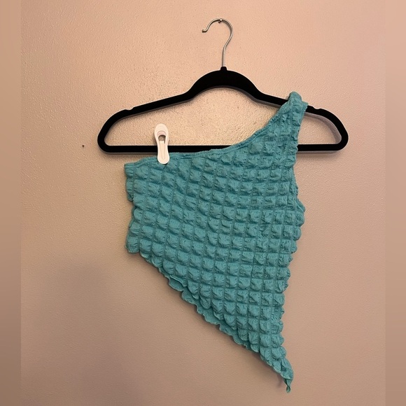 NWT PrettyLittleThing Popcorn Textured One Shoulder Asymmetric Hem Crop Top - 6 - Picture 5 of 11